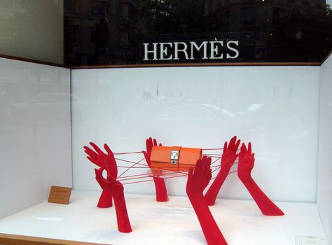 Window display at Hermès in Paris. Photo by alphacityguides. Hermes Window Display, Luxury Window Display, Hermes Window, Fashion Window Display, Window Display Retail, Visual Merchandising Displays, Window Display Design, Store Windows, Window Accessories