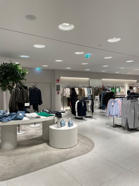 Zara Interior Store, Cloth Shop Interior Design Retail, Boutique Office Design, Clothing Shop Interiors, Clothing Store Interior Design, Clothes Shop Design, Fashion Retail Interior, Luxury Clothing Store, Store Plan