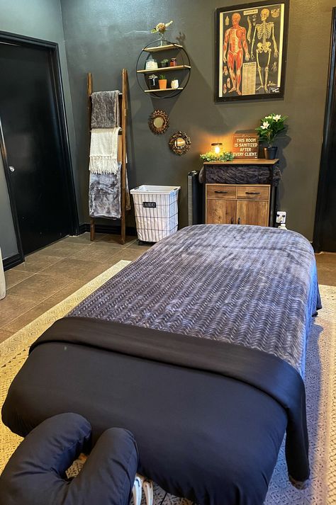 Spa Meditation Room, Massage Therapy Outfit, Massage Room Set Up, Massage Bed Setup, Massage Suite Ideas, Massage Therapy Rooms Ideas Business, Sports Massage Room Ideas, Massage Bed Ideas, Boho Massage Room Ideas