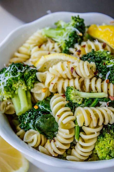 This Lemon Broccoli Pasta is a healthy weeknight meal! Made with garlic, lemon, and BUTTER oh yeah. One of my favorite easy pasta recipes! Lemon Broccoli Pasta, Lemon Broccoli, Broccoli Pasta Recipe, Quick Pasta Dishes, Pasta Skillet, Resep Diet Sehat, Pasta Vegetariana, The Food Charlatan, Pasti Sani