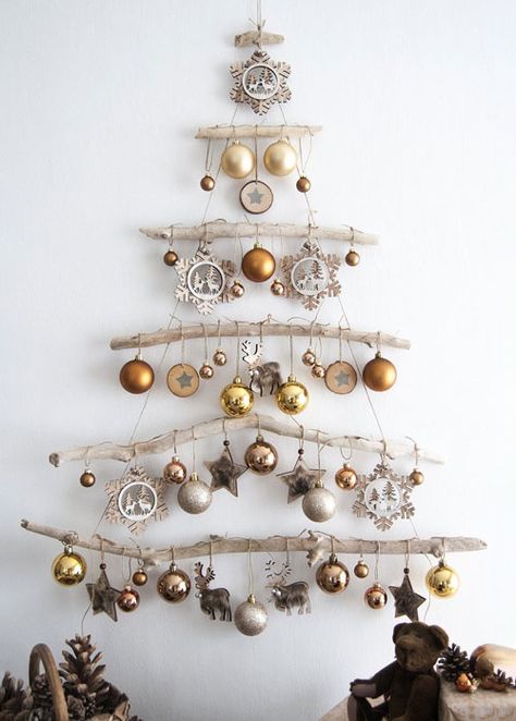 Christmas Decorations For Church, Alternative Christmas Tree Diy, Tre Kunst, Eco Christmas, Diy Jul, Wall Christmas Tree, Alternative Christmas, Alternative Christmas Tree, Traditional Christmas Tree