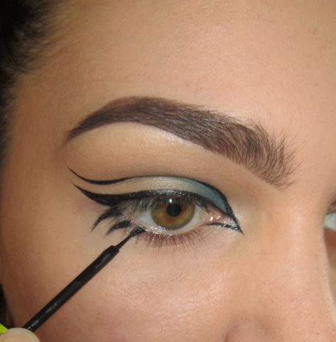 Creative graphic liner Natural Eyeliner Tutorial, Eyeliner Ideas Creative, Eyeshadow Graphic, 70s Disco Makeup, Eyeliner Tutorials, Creative Eyeliner, Disco Makeup, Fire Makeup, Cat Eye Eyeliner