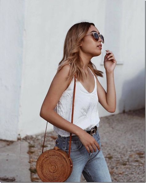 rattan-basket-bag-fashion-trend-2017 Purse Outfit, Bag Outfit, Minimalist Bag, Handbag Outfit, Straw Handbags, Rattan Bag, 2017 Fashion Trends, Color Cafe, Basket Bag