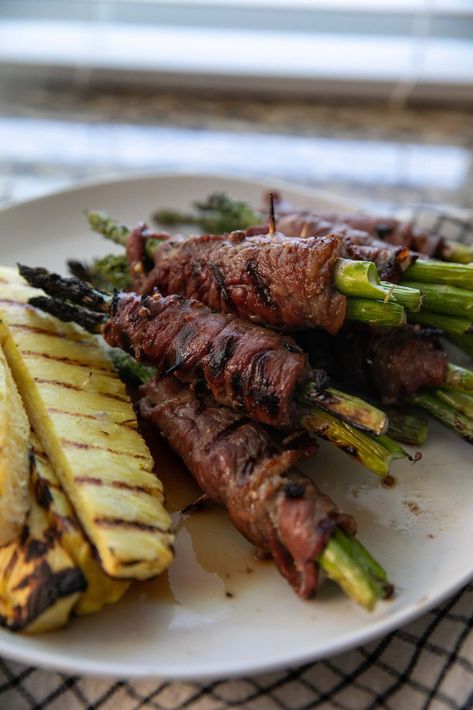 Macro Friendly Grilled Beef & Asparagus Roll-Ups Grilled Steak And Asparagus, Steak Asparagus Roll Ups, Beef Wrapped Asparagus, Steak Wrapped Asparagus, Beef With Asparagus, Beef Bottom Round Steak, Beef Roll Ups, Asparagus Rolls, Asparagus Wraps