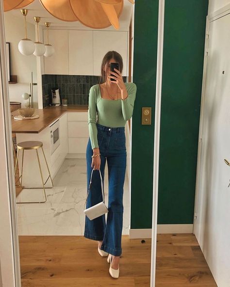 Here's How French Girls Are Wearing the Anti–Skinny Jean Trend #styletrend #styletip #ootd Trendy Outfits 2020, Flare Jeans Outfit, Stile Casual Chic, Pinterest Trends, Jeans Trend, Looks Jeans, Populaire Outfits, French Girls, Outfit Jeans