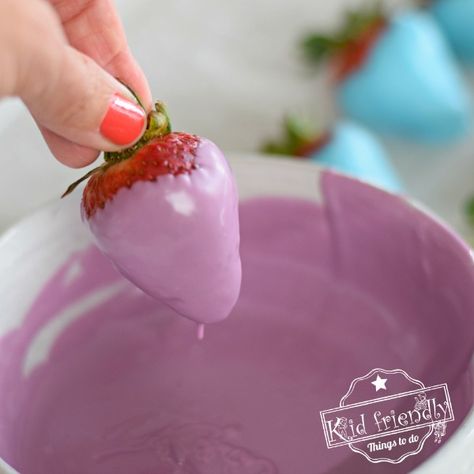 Easy to Make and Decorate Chocolate Covered Strawberries {Beautiful and Colorful} | Kid Friendly Things To Do Colored Chocolate Covered Strawberries, How To Make Purple, Unicorn Party Food, Purple Items, Chocolate Covered Strawberry Recipe, Purple Chocolate, Dipped Strawberries, Chocolate Dipped Strawberries, Blue Chocolate