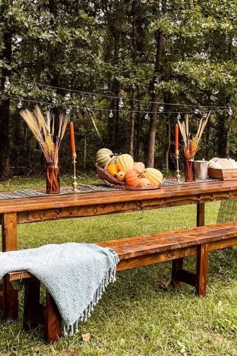 Learn how to make a long outdoor table and bench for cheap with this easy diy table instructions. diy outdoor dining table tutorial for cheap. #diy #outdoortable #tabletutorial Patio Dining Table Decor, Outdoor Dining Table Diy, Outdoor Table Plans, Patio Dining Tables, Frugal Homemaking, Garden Pub, Farmhouse Yard, Thanksgiving Decorating, Dining Tables And Chairs