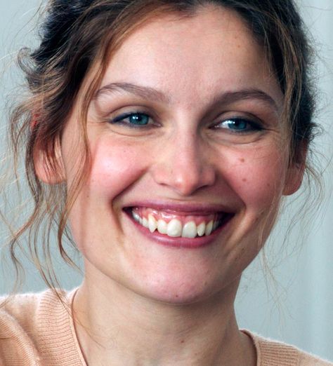 Crooked Face, French Portrait, Crooked Teeth, Perfect Teeth, Laetitia Casta, Celebrity Beauty, Beautiful Curves, Christina Aguilera, Pretty Woman