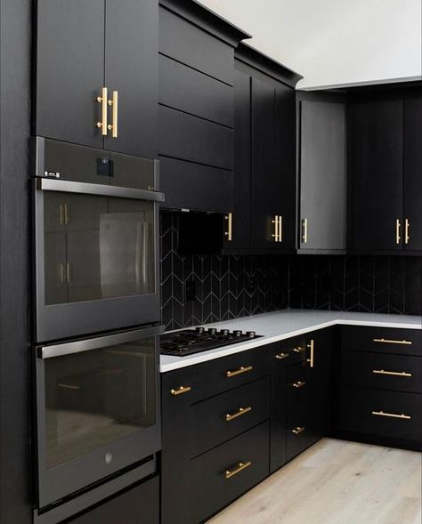 Designer Appliances on Instagram: "The all-black kitchen trend is still going strong to this day! 🖤 This minimalist design is achieved with shiny black cabinets, backsplashes, and appliances. For a more modern and clean take, a built-in oven and gas cooktop sits nicely, leaving plenty of storage space. 👌 Appliances: @geappliances Design: @dbh_design 📸: @gcalebjones #designerappliances #dainspired #kitchendesign #kitchensofinstagram #luxurykitchen #currentdesignsituation #interior123 #kitchenr Kitchen Cabinets White Countertops, Black Kitchen Cabinets White Countertops, Kitchen Desighn, Gold Kitchen Hardware, All Black Kitchen, Minimalist Kitchen Cabinets, Kitchen Cabinets White, Black Kitchen Cabinet, Kitchen Renovation Ideas