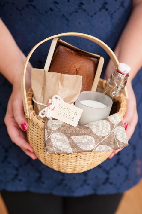 An easy and festive DIY gift basket that makes that perfect holiday hostess gift from The Sweetest Occasion Hostess Gift Basket, Diy Christmas Baskets, Basket Diy, Holiday Hostess Gifts, Diy Gift Baskets, Festival Diy, Christmas Baskets, Tea Gifts, Maroon 5