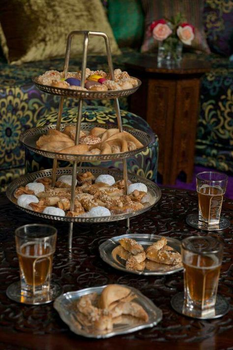 Moroccan Dinner Party, Moroccan Sweets, Moroccan Desserts, Moroccan Plates, Tea Time Table, Feasting Table, Moroccan Aesthetic, Moroccan Tea, Traditional Sweets