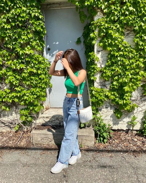 Poses With Purses, Outside Poses, Aesthetic Purses, Poses Outside, Cute Modeling Poses, Outside Nature, Modeling Poses, Iphone Wallpaper Classy, Pics Inspo