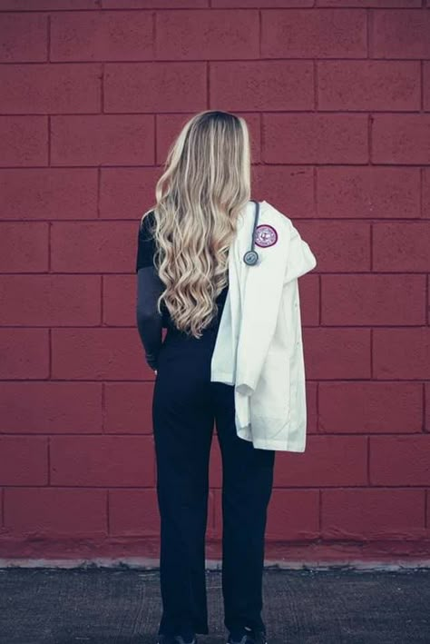 Med Student Photoshoot, Medical School Photoshoot, Stethoscope Graduation Pictures, White Coat Ceremony Picture Ideas, White Coat Photoshoot Doctor, White Coat Pictures Medical, Lab Coat Graduation Pictures, White Coat Graduation Pictures, Physician Assistant Graduation Pictures