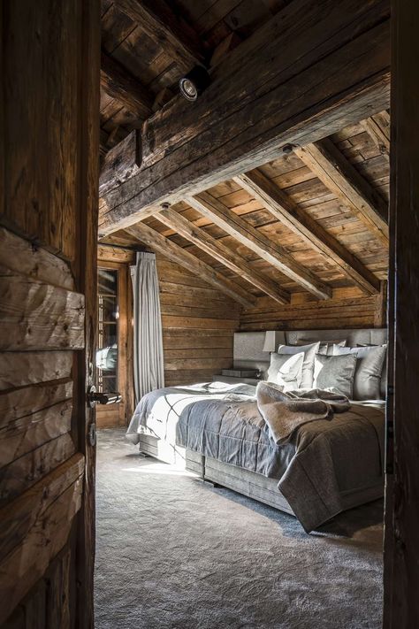 Rustic and terribly romantic!! Reclaimed Wood Feature Wall, Attic Bedroom Decor, Wood Feature Wall, Dream Bedrooms, Chalet Design, Attic Bedrooms, Attic Renovation, Living Room Loft, Attic Bedroom