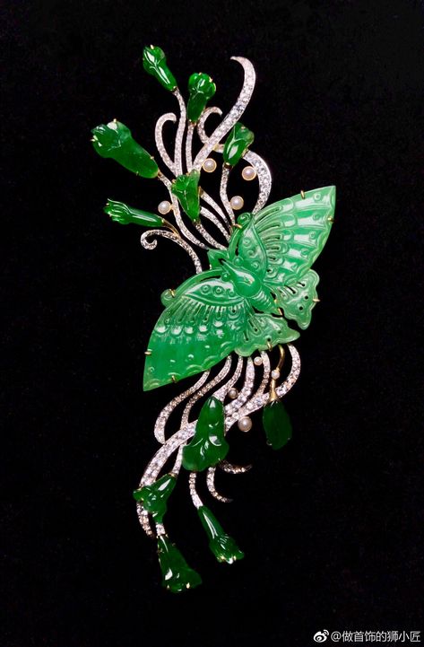 Burmese jadeite butterfly pendant Chinese Butterfly, High Jewelry Design, Jade Butterfly, Jade Design, Chinese Jewelry, Detailed Jewelry, Diamond Jewelry Designs, Fine Art Jewelry, Unusual Jewelry