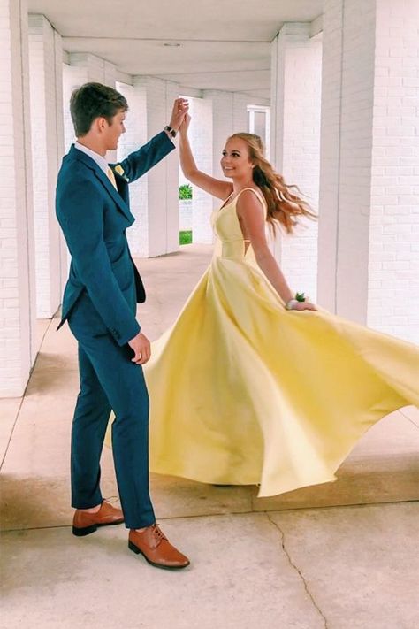 Yellow Satin Prom Dress, Simple Formal Dresses, Couples Prom, Burgundy Homecoming Dress, Prom Pictures Couples, Yellow Prom, Satin Prom Dresses, Prom Photoshoot, Prom Poses