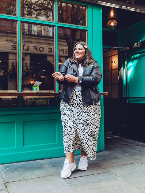 What to Actually Wear With a Midi Skirt and Look On Trend | Who What Wear UK Plus Size City Break Outfit, Midi Skirt Plus Size Outfits, How To Style Midi Skirts, Plus Size Midi Skirt Outfit, Leopard Print Skirt Outfit, Midi Skirt Plus Size, Fashion Week Dresses, Plus Size Looks, Studded Leather Jacket