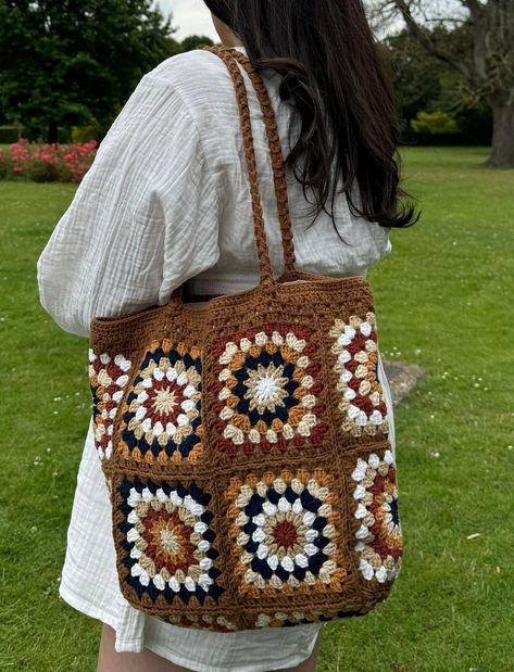 Step up your style game with our Boho Chic Crochet Tote Bag, a handmade masterpiece that blends vintage charm with modern elegance. This unique tote features stunning daisy square patterns, perfect for adding a timeless bohemian touch to any outfit. Each bag is crafted with love, making it not only stylish but also durable and eco-friendly. The spacious interior is perfect for carrying your daily essentials, and the sturdy braided handles ensure comfortable carrying. Bag Dimensions: 40x14x30cm 4 Granny Square Bag, Starburst Granny Square Bag, Boho Crochet Ideas, Granny Square Gifts, Crochet Tote Bag Ideas, Crochet Tote Bag Granny Squares, Granny Square Bag Crochet Pattern, Tote Bags Crochet, Crochet Square Bag