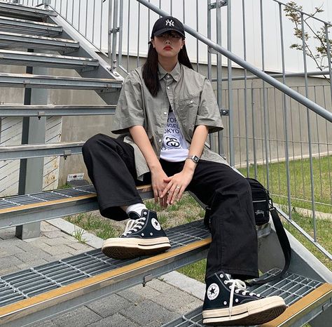 Black Long Shirt Outfit, Fasion2022 Casual, 대학생 스타일, Converse Outfit Ideas, Korean Fashion Tomboy, Boyish Outfits, Black Converse, Tomboy Outfits, Tomboy Style Outfits