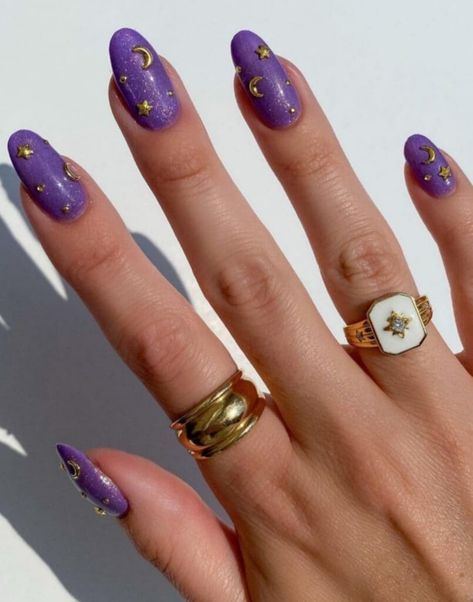 Short purple nails with golden stars and moon designs Matte Purple Nails, Purple Chrome Nails, Emoji Nails, Purple Manicure, Dark Purple Nails, Brown Nails Design, Golden Doodles, Witchy Nails, Nail Designs Ideas