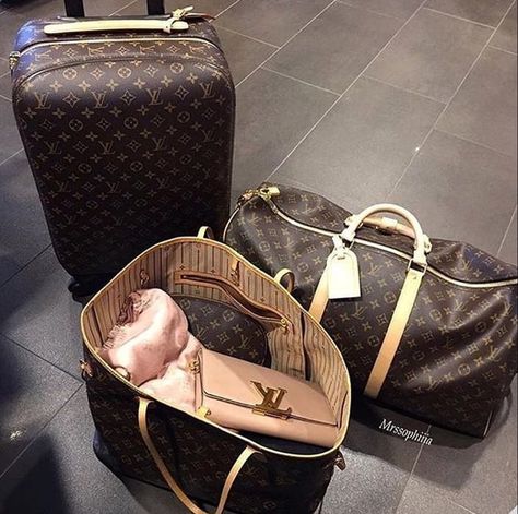 Discovered by Mrs.G. Find images and videos about bag, travel and Louis Vuitton on We Heart It - the app to get lost in what you love. Tas Louis Vuitton, Tas Lv, Sac Louis Vuitton, Ellie Saab, Quality Handbags, Frankfurt Am Main, Cute Bags, Lv Bag, Womens Fashion Trends