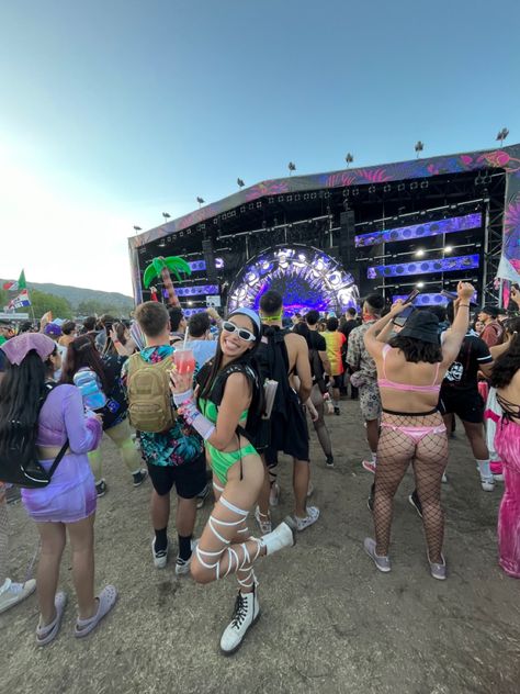 Rave Pose Ideas, Rave Instagram Pictures, Rave Outfits Women Edm, Foam Wonderland Rave Outfits, Black Rave Outfits Edm, Sanrio Rave Outfit, Bonaroo Outfit Festival Fashion, Rave Pictures Ideas, Rave Astethic