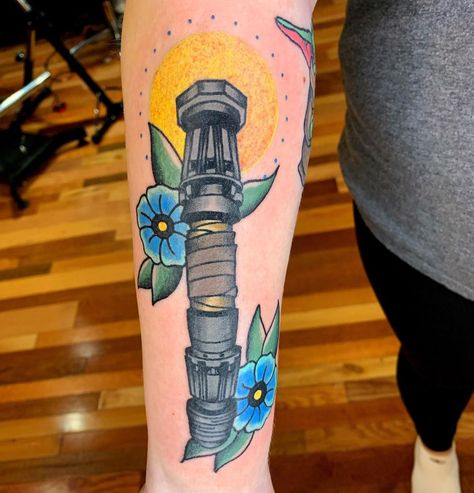 Rey Lightsaber Tattoo, Lightsaber Drawing, Rey's Lightsaber, Rey Lightsaber, Lightsaber Tattoo, 22 Tattoo, Traditional Tattoo Inspiration, Instagram Light, Star Wars Tattoo