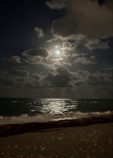 Beach Pictures Night Moonlight, Calm Space Aesthetic, Beaches At Night Aesthetic, Calm Pfp Aesthetic, Calm Profile Picture, Calm Photos Aesthetic, Calm Aethestic, Calming Pictures Aesthetic, Miami Beach At Night