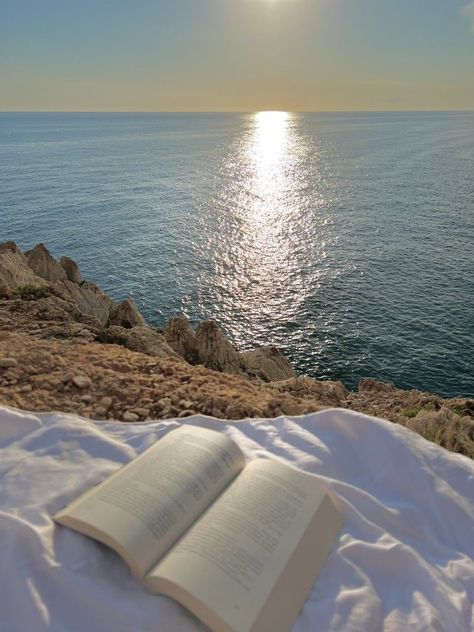 sunset book reading aesthetic summer Reading Place Aesthetic, Reading Book On Beach Aesthetic, Beach Aesthetic Vision Board, Refreshing Aesthetic Pictures, Books At The Beach Aesthetic, Summer Reading Asthetics, Books Nature Aesthetic, Summer Aesthetic Morning, Beach Reads Aesthetic