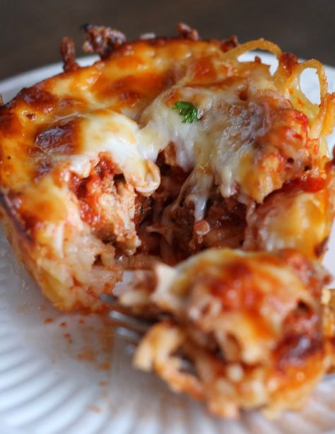 Spaghetti Pie: Love this idea of the Spaghetti Pie in a muffin.  I obviously need to lighten it up but I love the idea! Spaghetti Pie Recipes, Muffin Cups Recipes, Muffin Pan Recipes, Pie Muffins, Spaghetti Pie, Tin Recipes, Jumbo Muffins, Pasta Alternative, Work Lunches