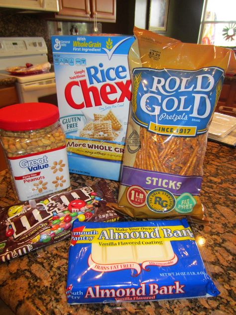 Teaching with TLC: The VERY addicting white trash recipe Trash Recipe, White Trash Recipe, Almond Bark Recipes, Favorite Christmas Recipes, Chex Mix Recipes, Chocolate Party, Bark Recipe, Almond Bark, Party Mix