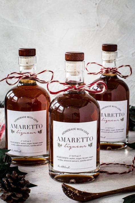 Homemade amaretto bottles with labels and string. Homemade Flavored Liquor, Amaretto Syrup Recipe, Walnut Liquor Recipe, Homemade Christmas Liquor, Home Made Alcohol Gifts, Amaretto Liqueur Recipes, Homemade Liquor Gifts, Amaretto Recipes Homemade, Homemade Christmas Gifts Alcohol