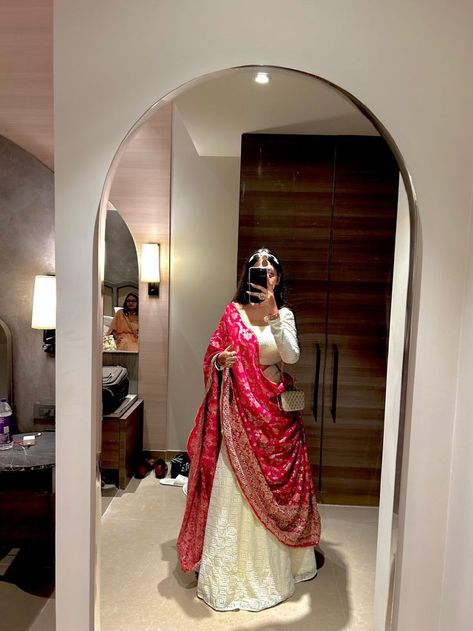 Navratri Lehenga Ideas, Lengha Pose Ideas, Lehenga Designs For Navratri, Lahenga Pose Idea, Lehenga Photo Ideas, Navratri Saree Look, Lehenga Aesthetic Poses, Aesthetic Navratri Outfits, Lehenga Poses Photography