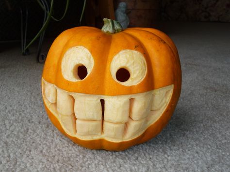 Smiling Pumpkin Carving, Diy Pumpkin Carving, Funny Pumpkin Carvings, Unique Pumpkin Carving Ideas, Smiling Pumpkin, Cute Pumpkin Carving, Pumkin Carving, Halloween Pumpkin Carving Stencils, Creative Pumpkin Carving