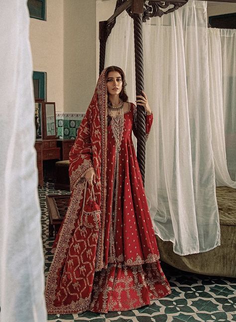 Syra Yousuf’s Wedding Photoshoot for Zara Shahjahan wedding Collection – The Odd Onee Zara Shahjahan, Pengantin India, Red Bridal Dress, Stile Hijab, Desi Wedding Dresses, Bridal Dresses Pakistan, Bridal Lehenga Red, Pakistani Wedding Outfits, Bridal Dress Fashion