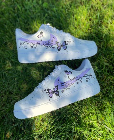 CVLTURE on Instagram: “Comment a 💜 if you want these 🦋” Shoes With Butterflies, Skor Sneakers Nike, Παπούτσια Nike Free, Wallpaper Nike, Buty Marki Nike, Boty Nike, Skor Sneakers, Custom Shoes Diy, Nike Shoes Air Force