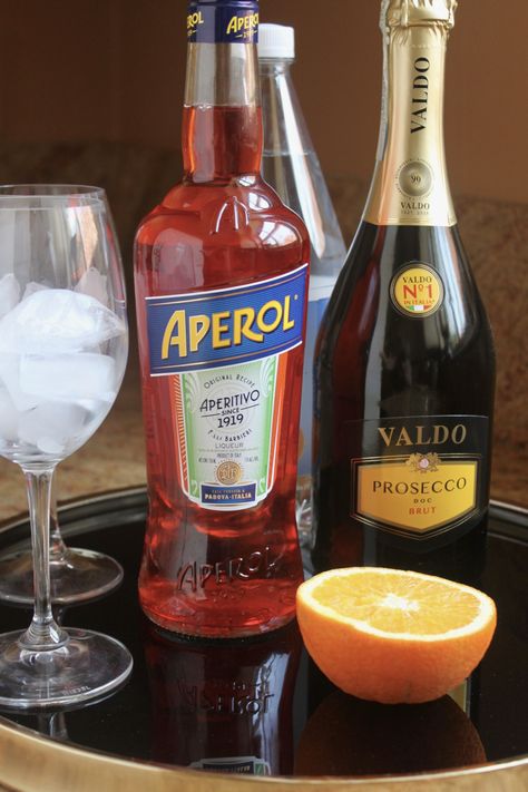 Campari Spritz, Thai Garden, Campari Cocktails, Aperol Spritz Recipe, Spritz Cocktail, Prosecco Cocktails, Soda Recipe, Happy Hour Drinks, Black Tray