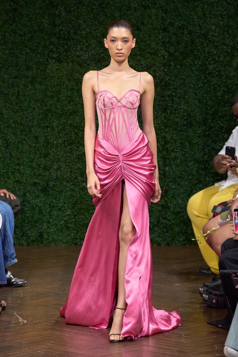 Runway Outfits 2023, Runway Fashion 2023, 2023 Runway Fashion, Ready To Wear 2023, Pink Runway, Spring 2023 Ready To Wear, 90s Runway Fashion, Runway Fashion Couture, 2023 Ready To Wear