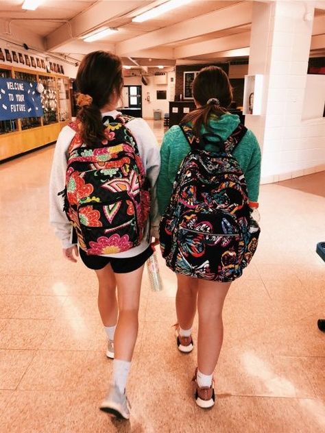 School Outfits For College Summer, Back To School Outfits For College, School Outfits For College, School Sucks, School Goals, High School Life, Best Friend Photos, Laptop Rucksack, Bff Pictures