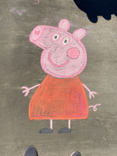 Peppa Pig Chalk Art, Kawaii Chalk Art, Chalk Cartoon Drawings, Easy Sidewalk Chalk Art Ideas Disney, Cute Chalk Art Ideas, Sidewalk Chalk Inspiration, Easy Chalk Drawings Step By Step, Simple Chalk Art Ideas, Drawing Chalk Ideas