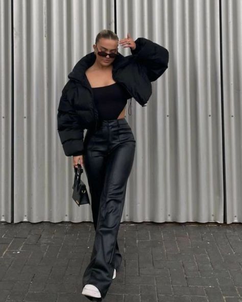 Short Winter Coat, Winter Mode Outfits, Fest Outfits, Cropped Puffer Jacket, Best Style, Looks Street Style, Looks Black, Causual Outfits, Mode Inspo