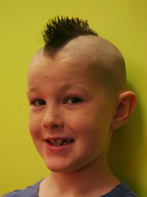 boy with mohawk haircut Kid Mohawk, Kid Hairstyles Boy, Mohawk Boys, Boys Mohawk, Popular Boys Haircuts, Fohawk Haircut, Short Hair Mohawk, Hairstyles Boy, Man Ponytail