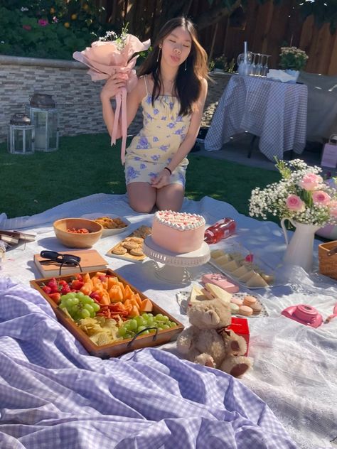 Bday Picnic Food Ideas, Picnic With Friends Birthday, Birthday Picnic Aesthetic Pictures, 18th Birthday Party Ideas Picnic, Garden Picnic Aesthetic Birthday, Birthday Picnic Pictures, Birthday Outfit Picnic, Picnic Birthday Party Outfit, Cute Picnic Party