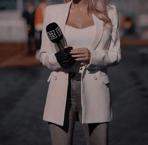 Reporters Aesthetic, Fashion Journalist Outfits, Reporter Outfits Women, New Reporter Aesthetic, Reporter Aesthetic Girl, Journalist Outfit Reporter, Reporter Outfit, News Reporter Aesthetic, Tv Reporter Aesthetic