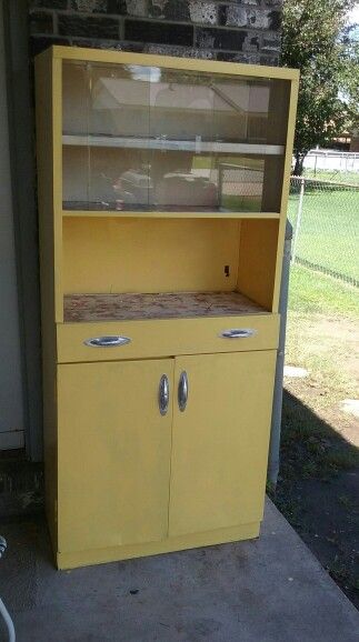 Vintage metal cabinet After Binocular Craft, Vintage Metal Cabinet, Vintage Flea Market, Ideas Decoracion, Metal Cabinet, Buffet Cabinet, Flea Market Finds, Home Decor Kitchen, China Cabinet