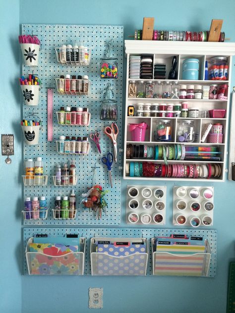 Craft room Pegboard Craft Room, Atelier Ideas, Supply Organization, Sewing Room Inspiration, Small Craft Rooms, Sewing Room Storage, Diy Rangement, Messy Crafts, Art Studio Room