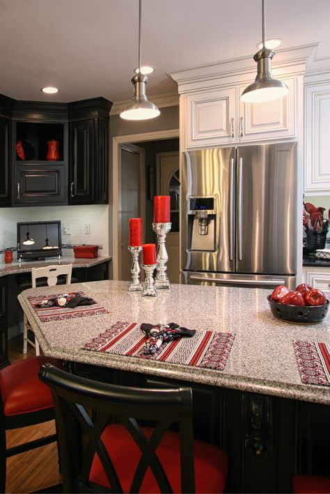 Red And Gold Kitchen Decor Ideas, Red Black And Gold Kitchen Decor, Black White Red Home Decor, Red White And Black Kitchen, Red Black And White House Decor, Red Home Accents, Home Decor With Red Accents, Red Theme Kitchen, Black White And Red Kitchen Ideas