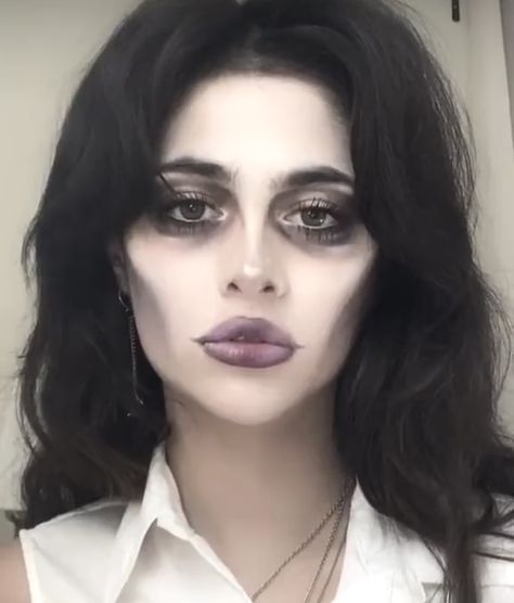 Female Sweeney Todd Costume, Cemetary Bride Makeup, Corpse Bride Make Up Halloween, Witch Bride Costume, Corpse Halloween Makeup, Zombie Vampire Makeup, Corpse Halloween Costume, Zombie Makeup Pretty, Victoria Corpse Bride Makeup