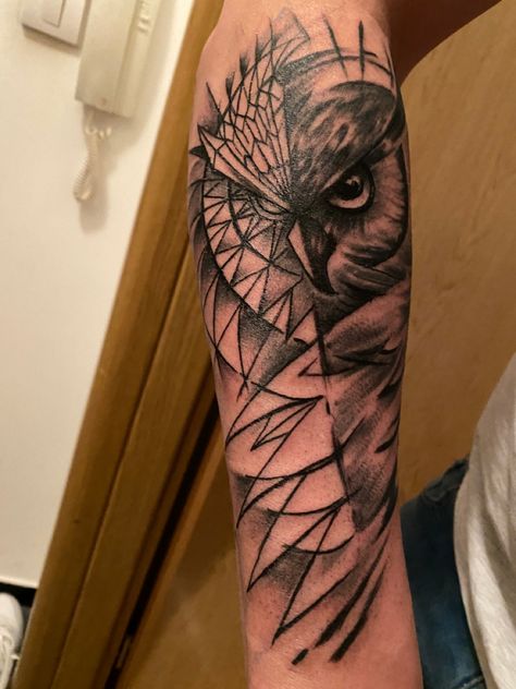 Half realistic - half geometric owl tattoo design Half Owl Face Tattoo, Half Owl Tattoo, Mosaic Tattoo, Tattoos Owl, Realistic Owl Tattoo, Geometric Owl Tattoo, Tattoo Mafia, Geometric Owl, White Ink Tattoo