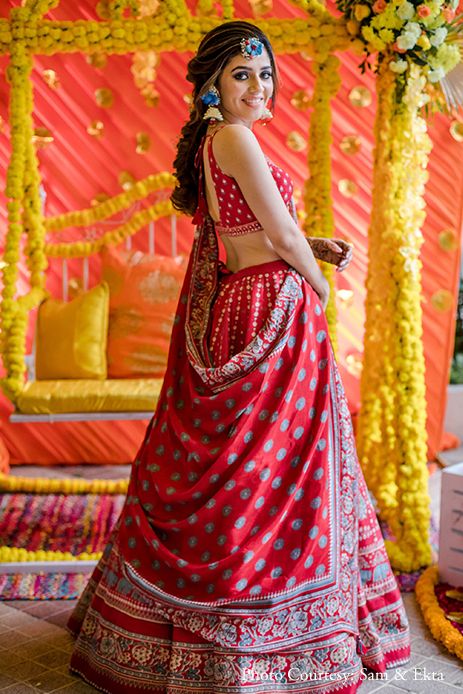 Lengha Choli Photo Pose, Mata Pujan Look, Choli Pic Pose, Mata Pujan Dress For Bride, Lehnga Poses Photoshoot Ideas At Home, Dulhan Lengha, Lehenga Poses Photography, Garba Shoot, Choli Pose